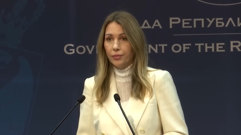 Ministarka Dubravka Đedović Handanović govori na konferenciji za medije ispred državnog grba