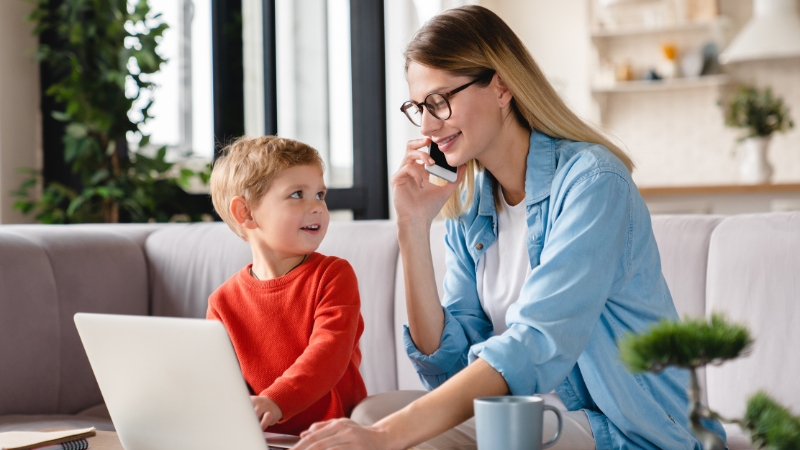Majčinstvo i karijera u svakodnevnom životu žene koja radi od kuće dok brine o detetu