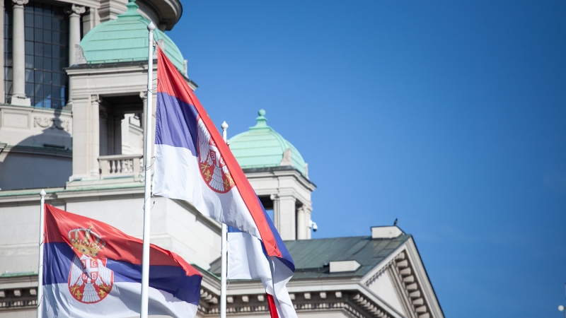 Zastave Srbije vijore ispred zgrade Narodne skupštine u Beogradu