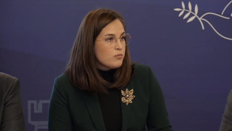 Ministarka Sara Pavkov sedi na panelu i prati diskusiju tokom javnog događaja.