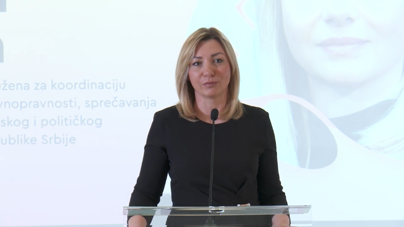 Tatjana Macura govori za govornicom tokom javnog obraćanja