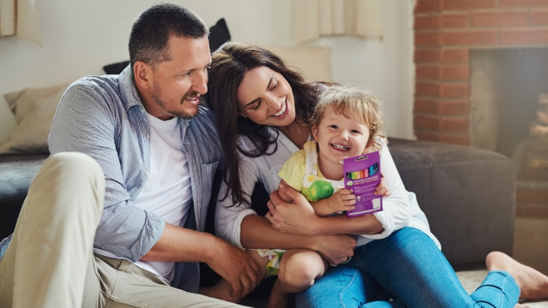 Porodica zajedno provodi vreme kod kuće dok roditelji aktivno učestvuju u brizi o detetu