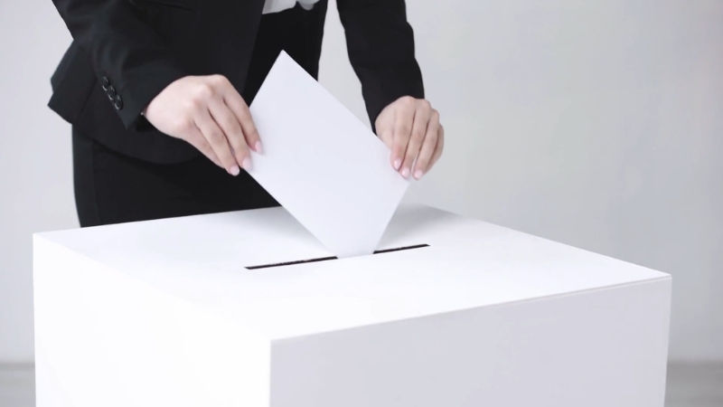 Osoba ubacuje glasački listić u kutiju tokom izbora