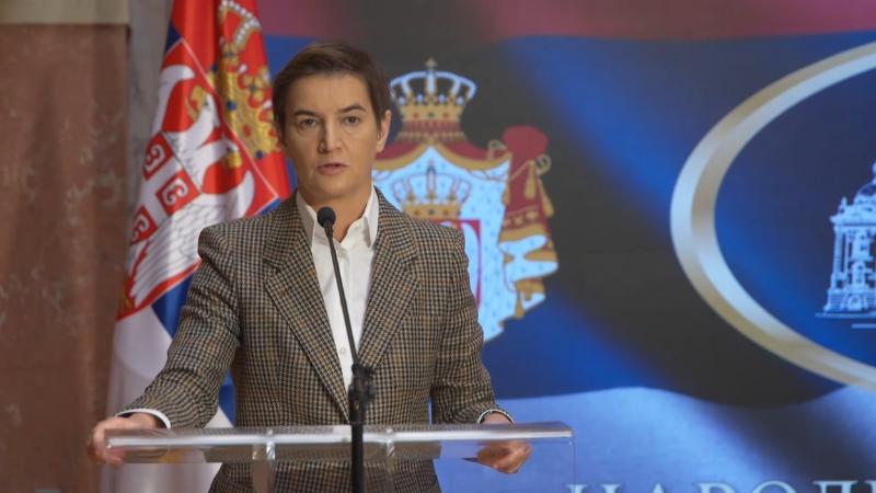 Ana Brnabić govori za govornicom ispred zastave Srbije tokom obraćanja