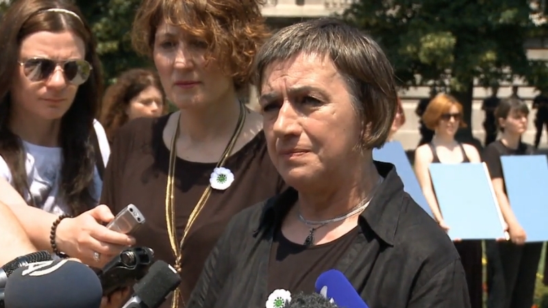 Aktivistkinje Žena u crnom tokom javnog obraćanja na protestu uz prisustvo medija